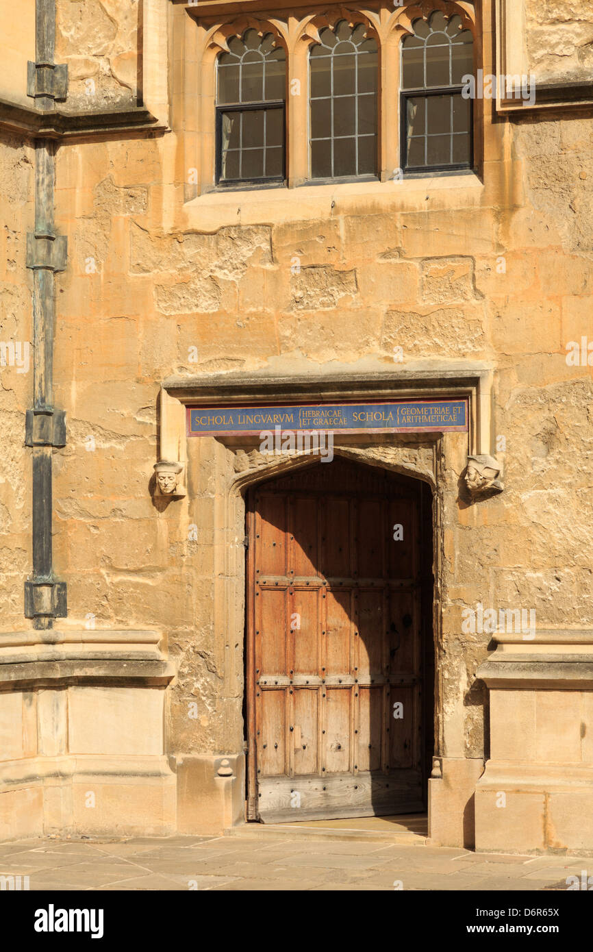 Bodleian Library porte avec porte en bois cloutée dans ancienne école dans l'université d'Oxford Oxfordshire Quadrangle Angleterre Royaume-Uni Grande-Bretagne Banque D'Images