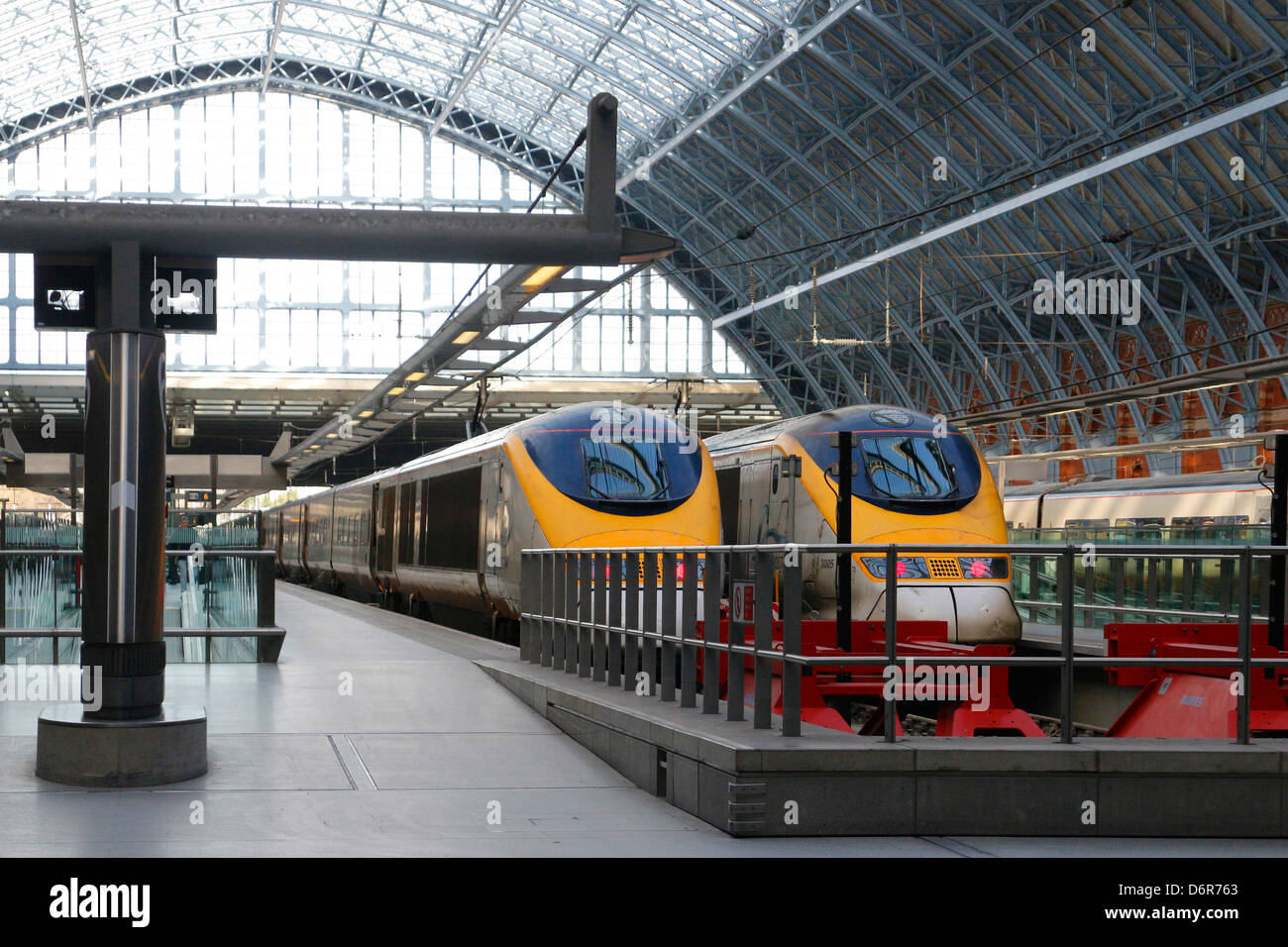 Les trains en attente de départ à la gare de St Pancras International Londres St Pancras_130802 Banque D'Images