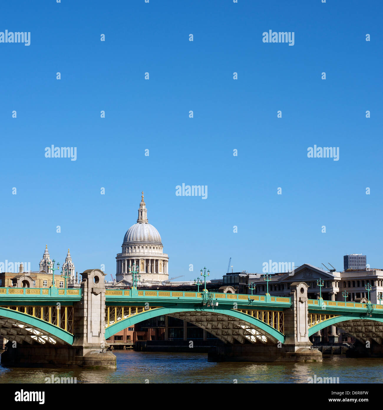 Prend en charge les piliers et arcades de Southwark Bridge à Londres dans un ciel bleu clair avec la Cathédrale St Paul à la distance Banque D'Images Prend en charge les piliers et arcades de Southwark Bridge à Londres dans un ciel bleu clair avec la Cathédrale St Paul à la distance Banque D'Images