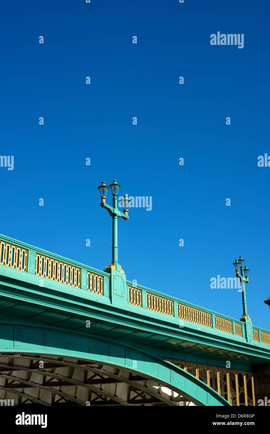 Les piliers de soutien, lumières et arc de Southwark Bridge à Londres dans un ciel bleu clair Banque D'Images Les piliers de soutien, lumières et arc de Southwark Bridge à Londres dans un ciel bleu clair Banque D'Images
