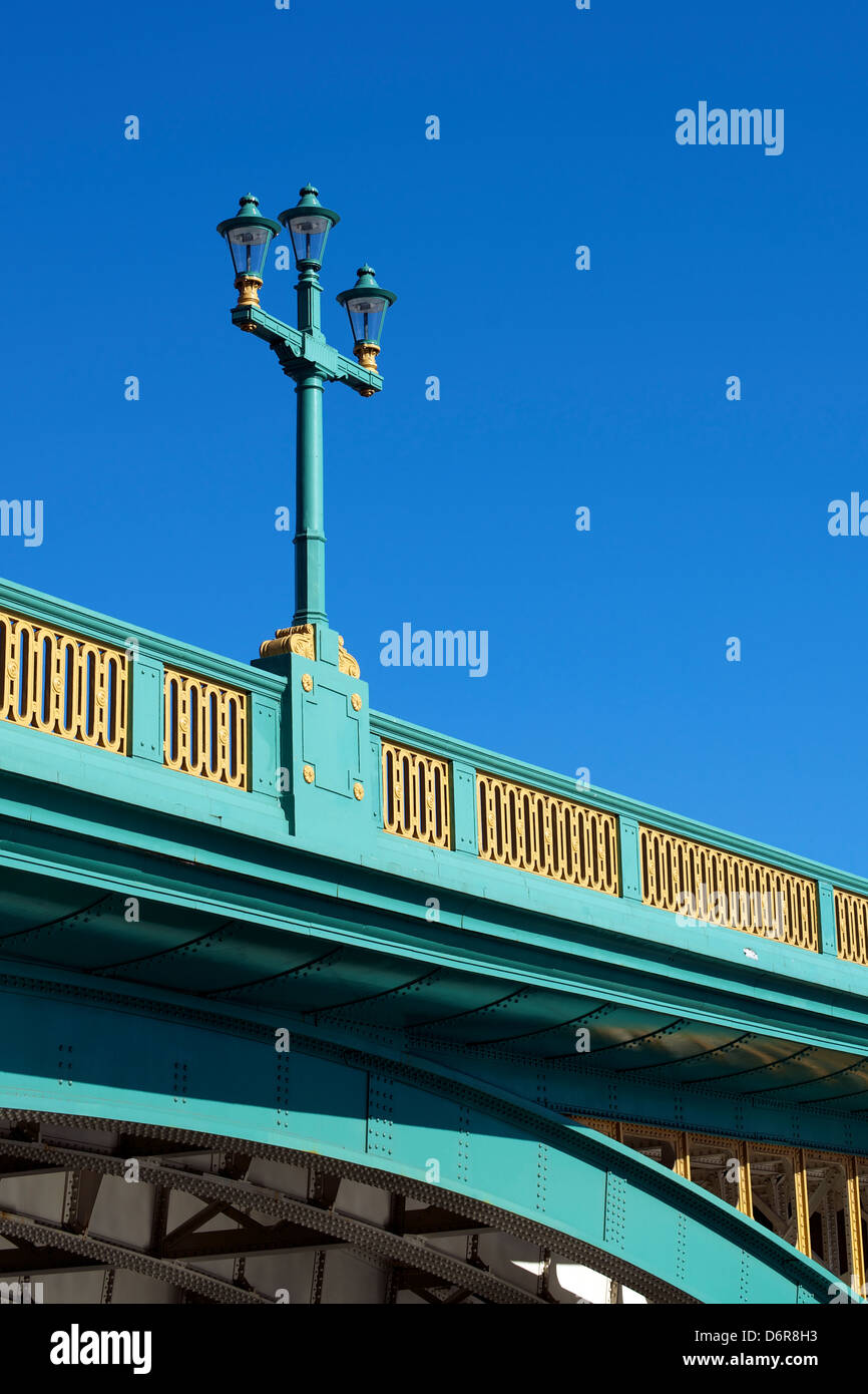 Les piliers de soutien, lumières et arc de Southwark Bridge à Londres dans un ciel bleu clair Banque D'Images Les piliers de soutien, lumières et arc de Southwark Bridge à Londres dans un ciel bleu clair Banque D'Images
