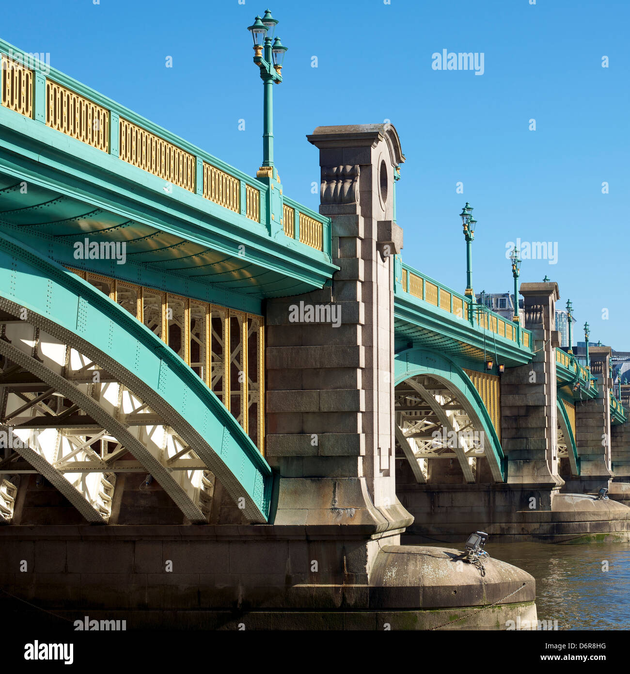 Les piliers de soutien, des lumières et des arches de Southwark Bridge à Londres dans un ciel bleu clair Banque D'Images Les piliers de soutien, des lumières et des arches de Southwark Bridge à Londres dans un ciel bleu clair Banque D'Images