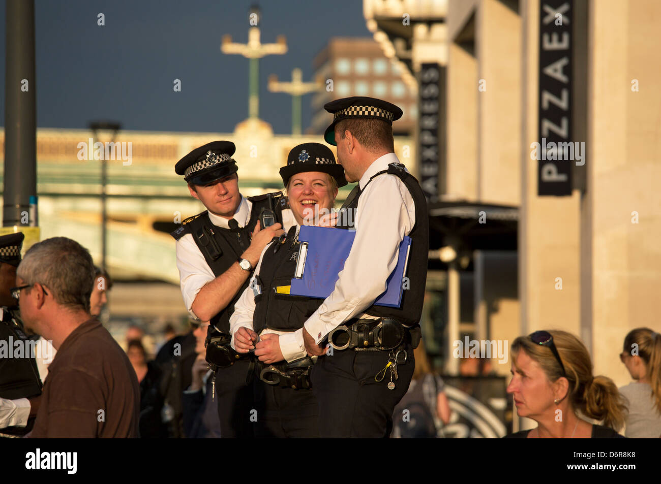 Londres, Royaume-Uni, Bobbies la Police métropolitaine de la supervision d'une petite manifestation Banque D'Images