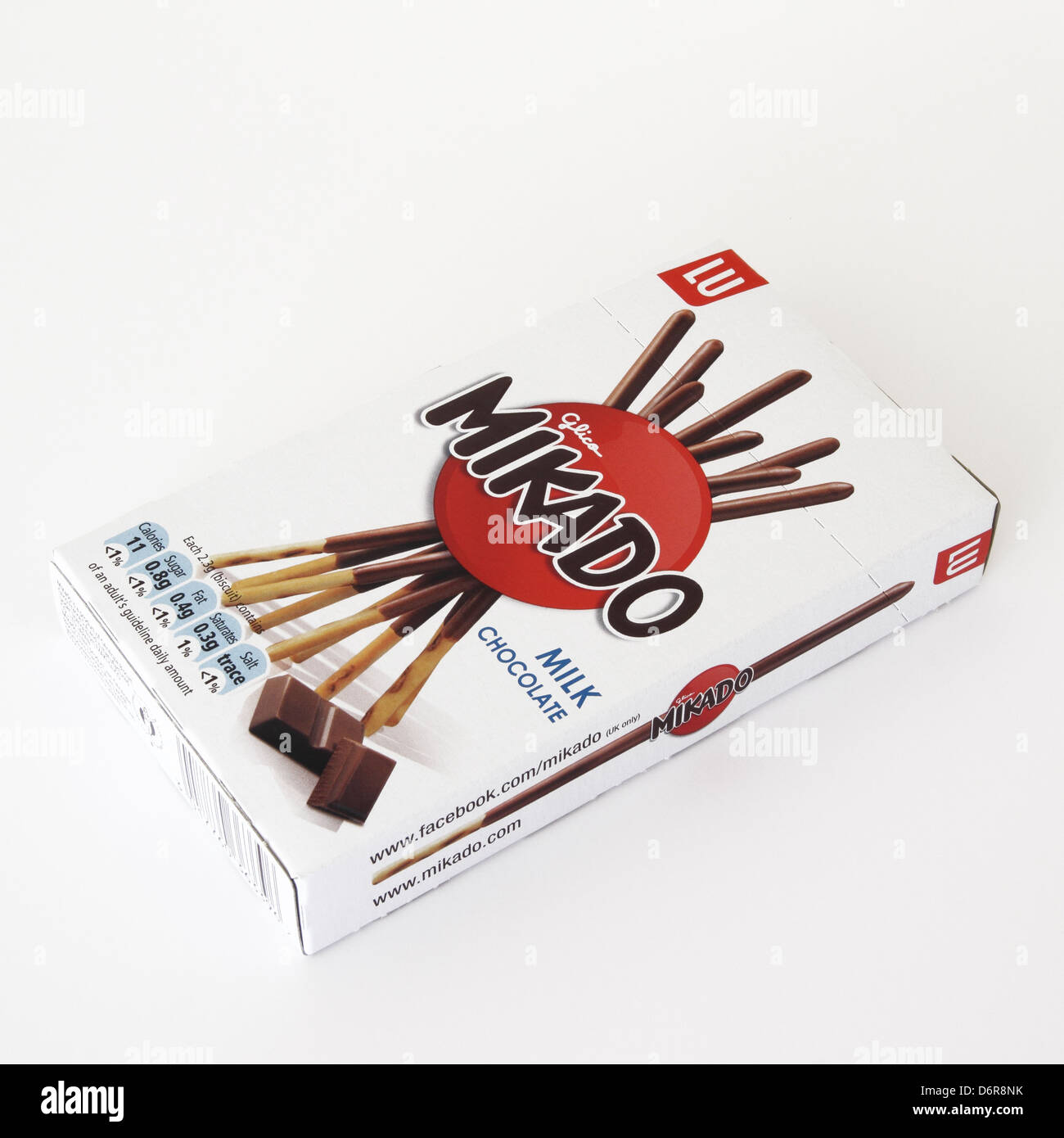 Glico Mikado chocolat au lait Snack Food sur fond blanc Banque D'Images