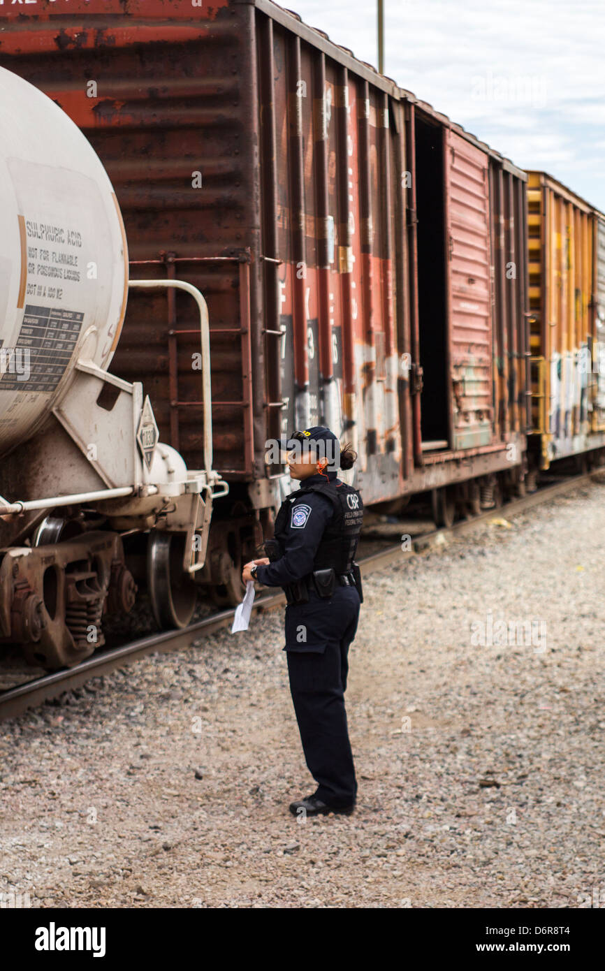 Le US Customs and Border patrol officer vérifie un train de marchandises qui franchissent la frontière de Nogales, Mexique en Nogales (Arizona) Le 20 septembre 2012. Banque D'Images