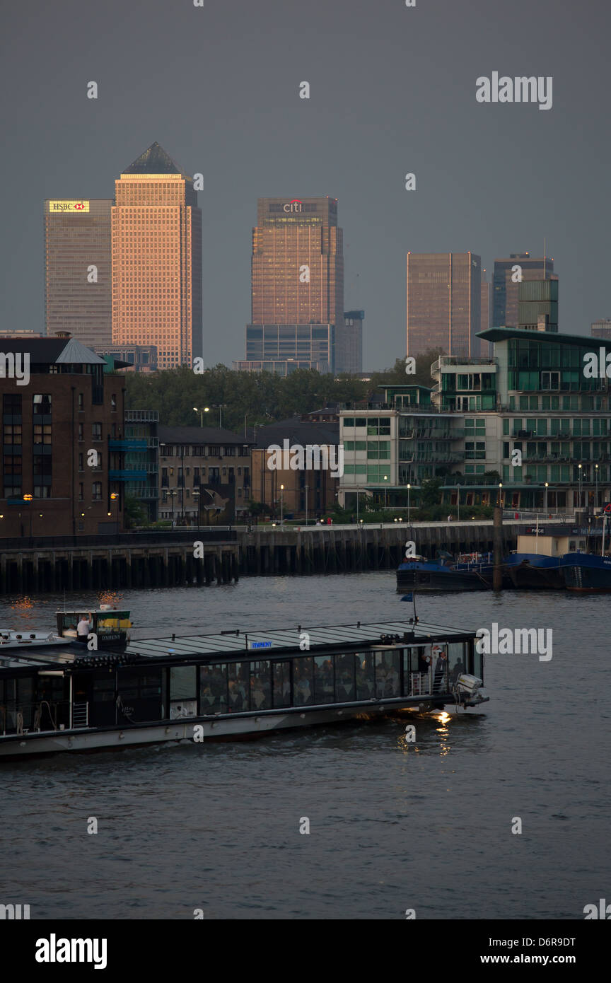 Londres, Royaume-Uni, vue du centre-ville sur la Tamise vers Canary Wharf financial district Banque D'Images