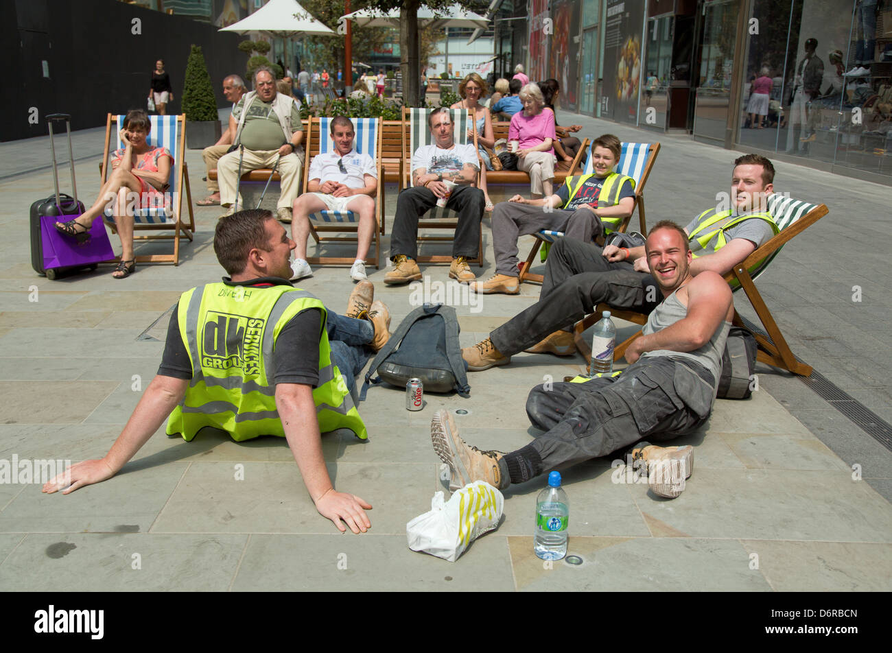 Londres, Royaume-Uni, Gebaeudetechniker DK Services Group Ltd. ont une pause. Banque D'Images