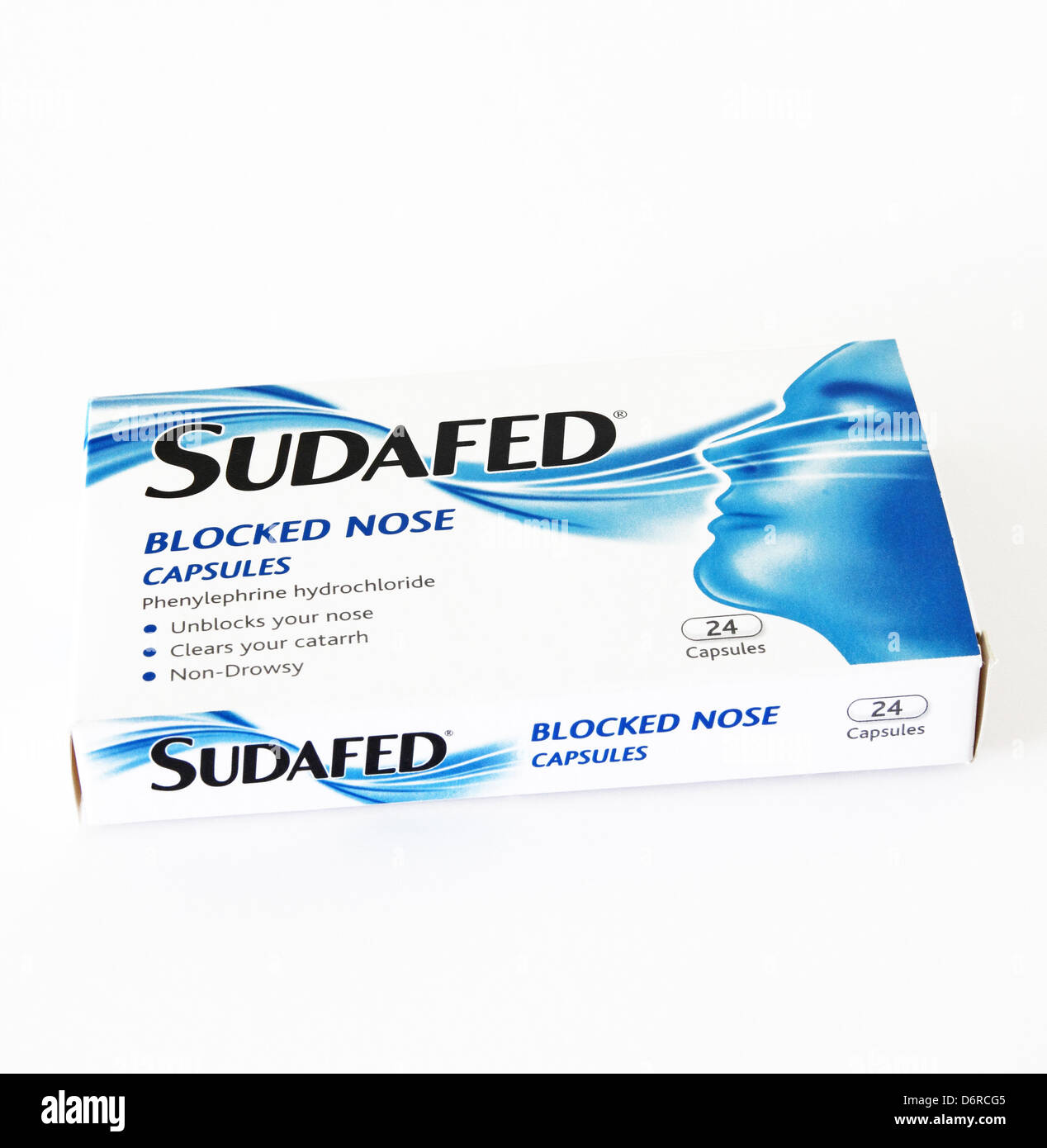 Sachet de Sudafed décongestionnant sur fond blanc Banque D'Images