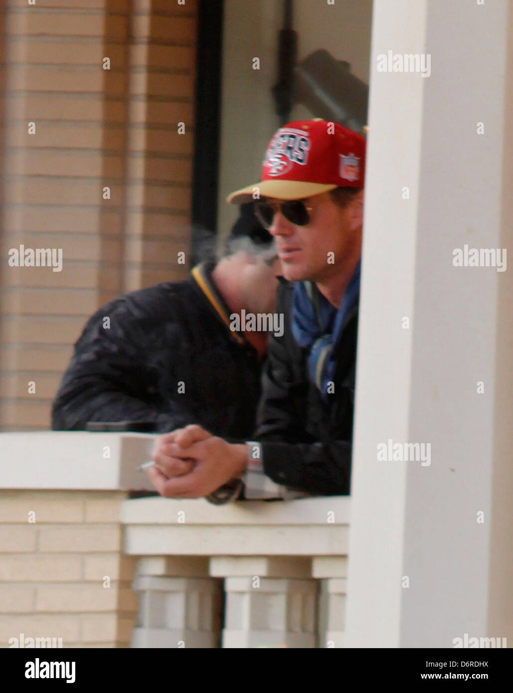 Eric Dane fumer une cigarette tout en laissant magasin Barneys New York à Beverly Hills le port d'un San Francisco 49ers hat Los Banque D'Images