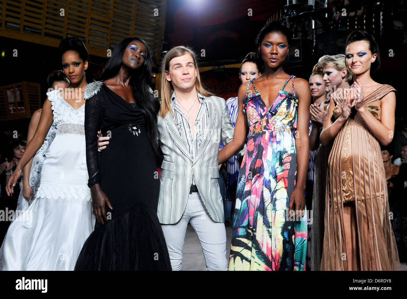 Christophe Guillarme et modèles Paris Fashion Week Spring/Summer 2012 Prêt à Porter - Christophe Guillarme - podium Paris, Banque D'Images