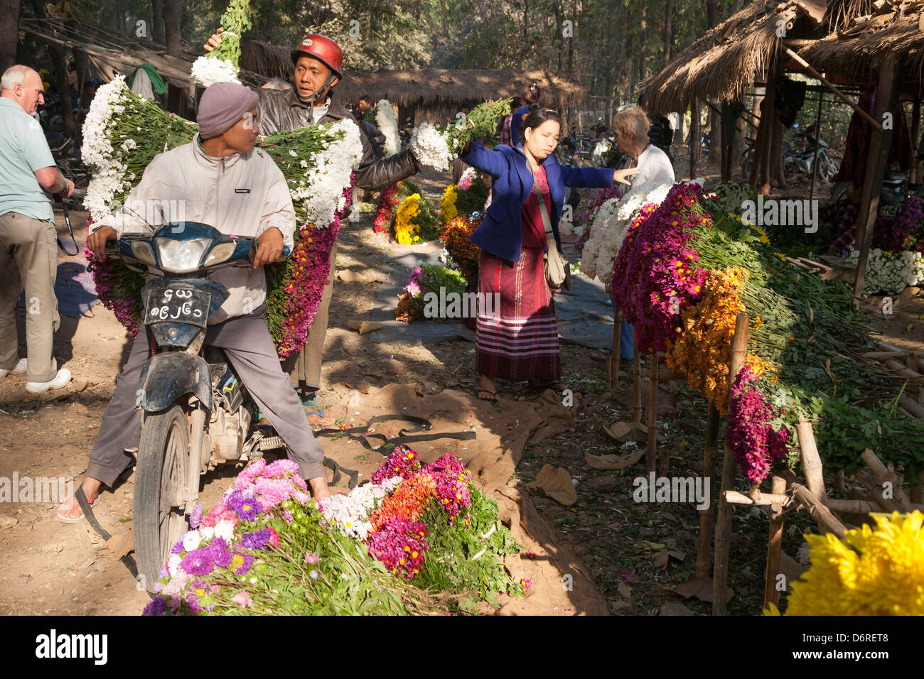 Personnes dans un marché aux fleurs, Mandalay, Myanmar (Birmanie), Banque D'Images