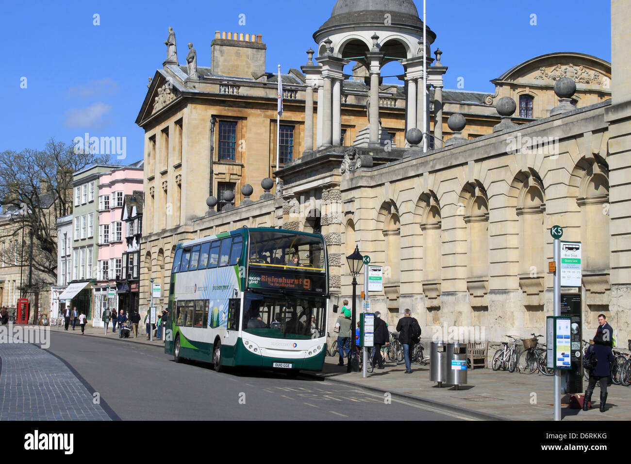 Hybride électrique double deck bus dans High Street, Oxford à l'extérieur de la Queen's College, une partie de l'Université d'Oxford. Banque D'Images