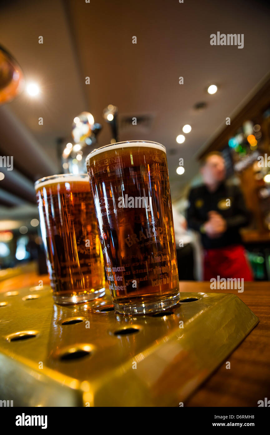 Deux pintes de bière pression, de vraie bière sur le bar dans un pub Marstons UK Banque D'Images