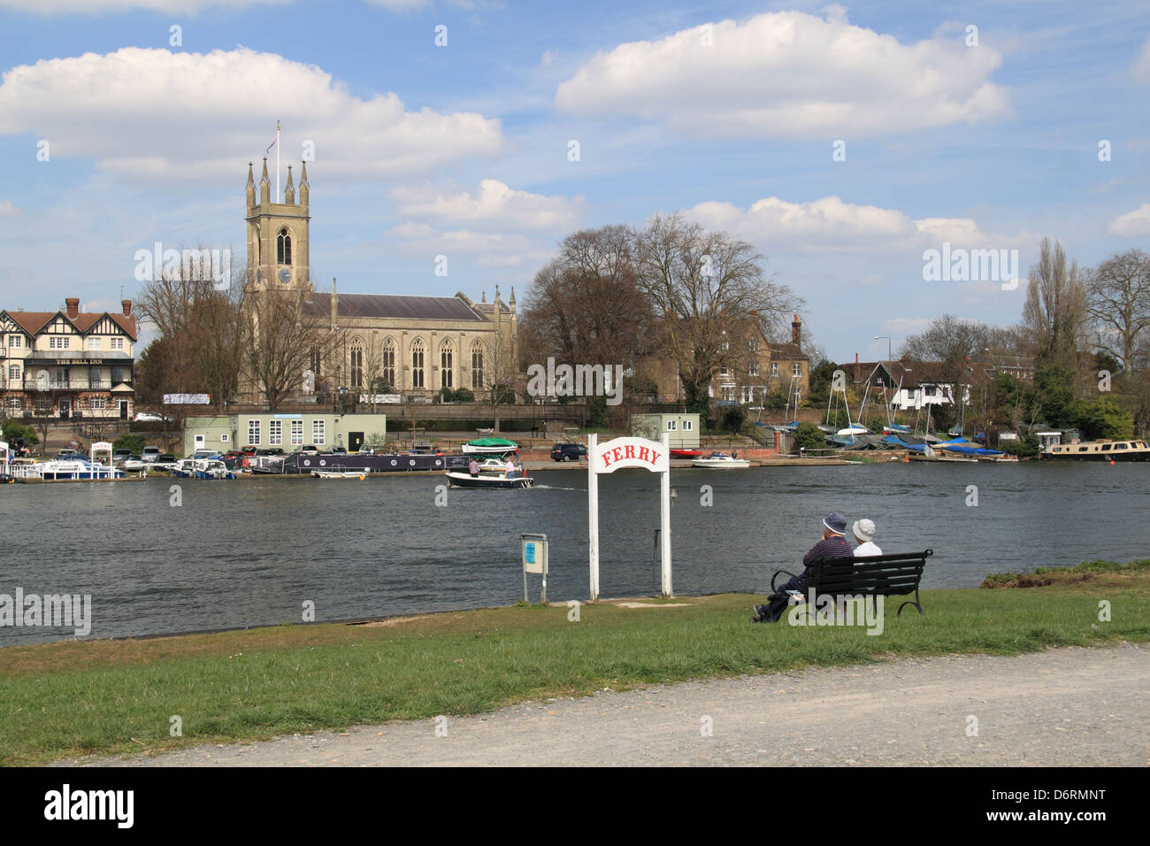 Ferry, Bell Inn et l'église St Mary, Hampton, East Molesey, Surrey, Angleterre, Grande-Bretagne, Royaume-Uni, UK, Europe Banque D'Images