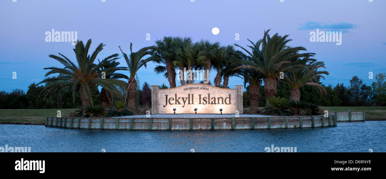 Le panneau d'entrée pour Jekyll Island en Géorgie avec la pleine lune, au crépuscule Banque D'Images