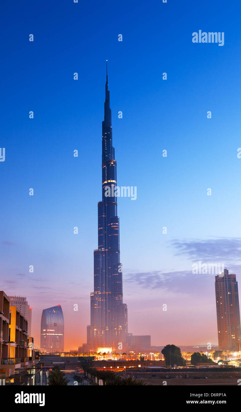 Burj Khalifa est le plus grand bâtiment à Dubaï et dans le monde Banque D'Images