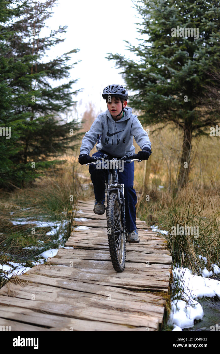 Jeune adolescente sur un vélo de montagne, The Plough Banque D'Images