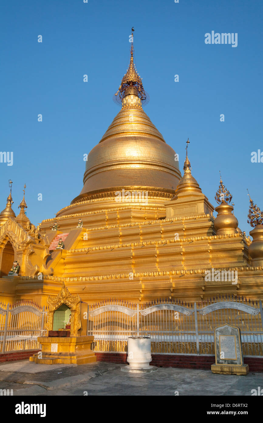 Stupa doré de la Pagode Kuthodaw, Mandalay, Myanmar (Birmanie), Banque D'Images