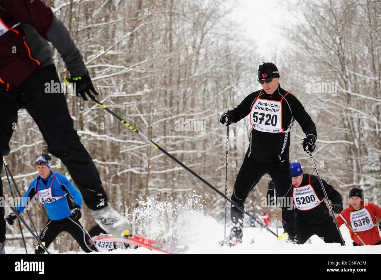 La technique de patinage sur la piste skieurs entre le câble et Hayward, Wisconsin la race dans l'American Birkebeiner le 23 février 2013. Banque D'Images