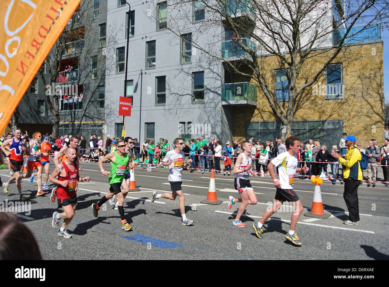 Marathon de Londres, les coureurs, 13 milles, à mi-chemin Banque D'Images