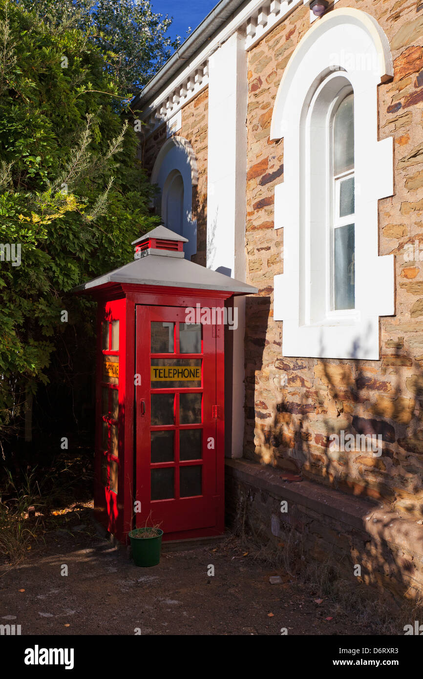 Cabine téléphonique rouge dans la rue principale de Clarendon, à côté de l'ancien bâtiment de l'Institut. Banque D'Images
