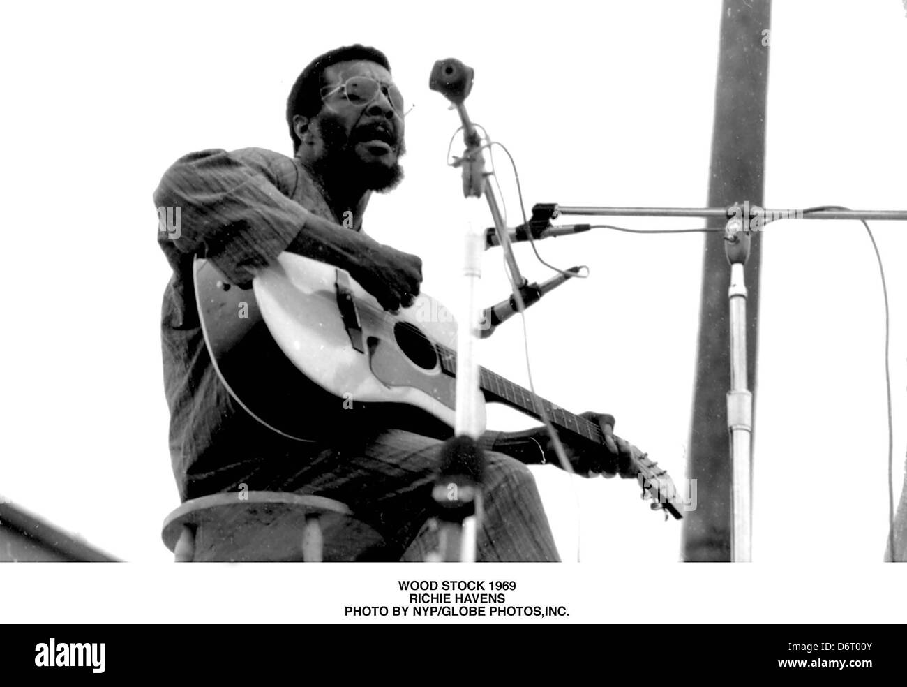 PHOTO - Richie Havens, l'emblématique chanteuse folk qui a ouvert le festival de musique de Woodstock en 1969 avec une voix râpeuse et une guitare grattées de toute urgence, est décédé lundi 22 avril 2013 d'une crise cardiaque. Il a été 72. Sur la photo : July 15, 1969 - Bethel, New York, États-Unis - Richie Havens ouvre le Woodstock Music & Arts Fair sur Max Yasgur's farm avec les chansons 'liberté' et 'Motherless Enfant.' (image Crédit : © Globe Photos/ZUMAPRESS.com) Banque D'Images