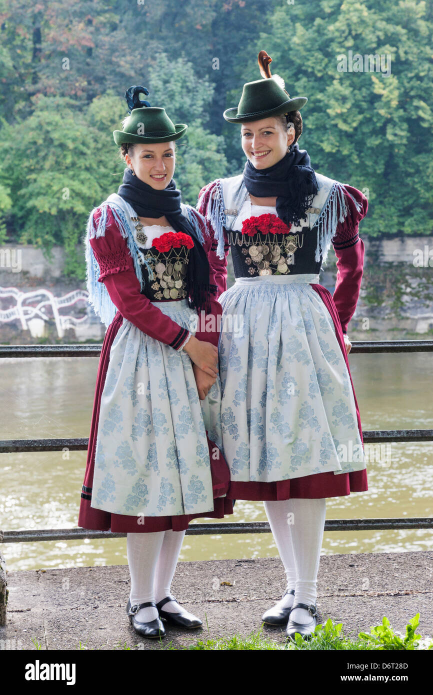 Les femmes en costume traditionnel bavarois lors du festival de l' Oktoberfest, Munich, Bavière, Allemagne Photo Stock - Alamy