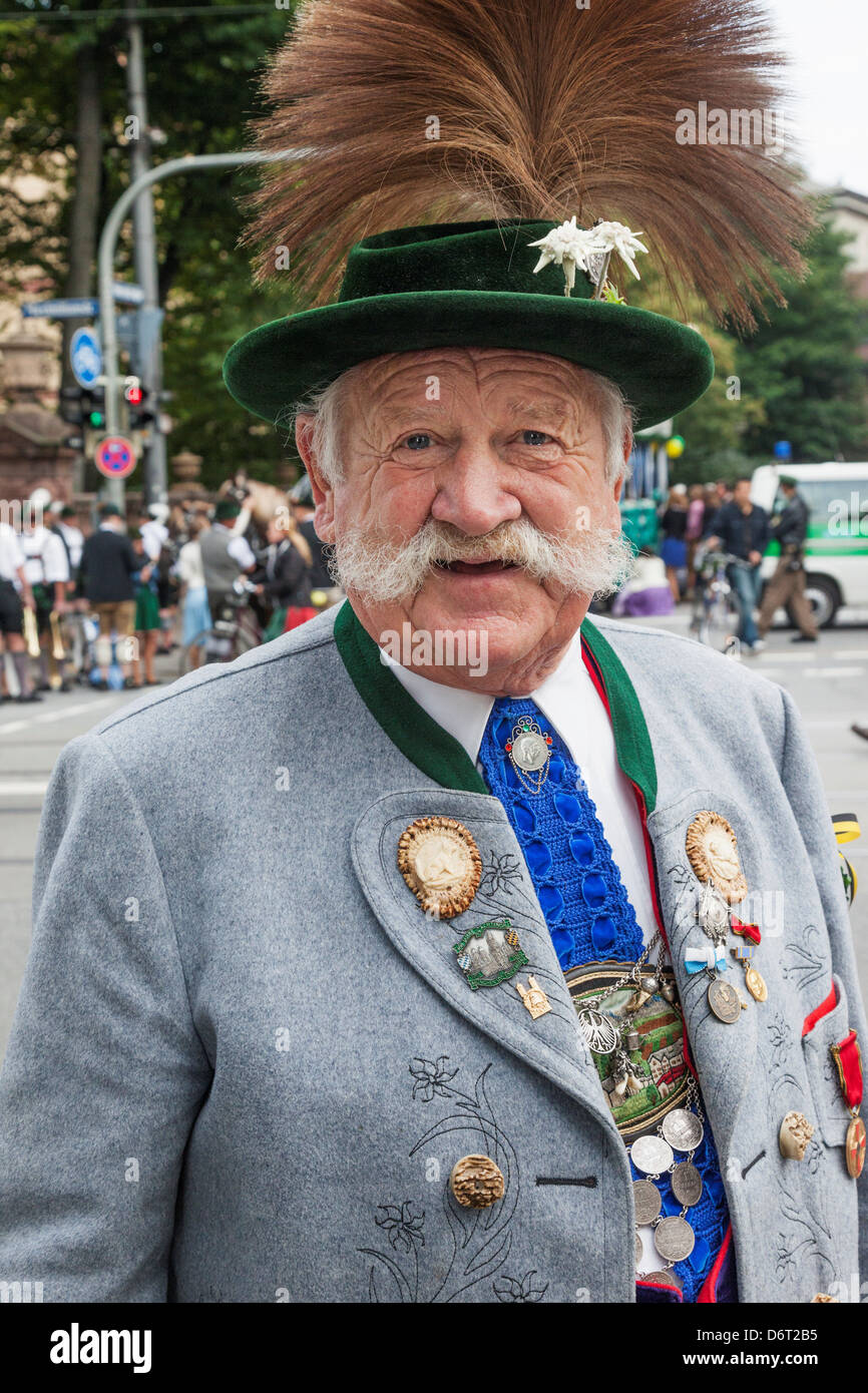 Vieil homme en costume traditionnel bavarois lors du défilé de  l'Oktoberfest, Munich, Bavière, Allemagne Photo Stock - Alamy