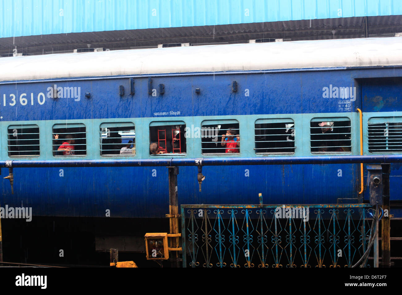 Les Passagers entassés dans un panier de fer à la gare de Jaipur. Banque D'Images