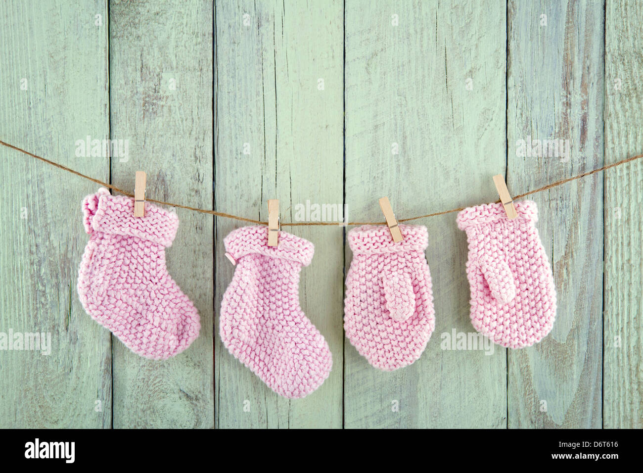 Chaussettes bébé fille Rose et mitaines sur corde vintage vintage vert sur  fond de bois Photo Stock - Alamy