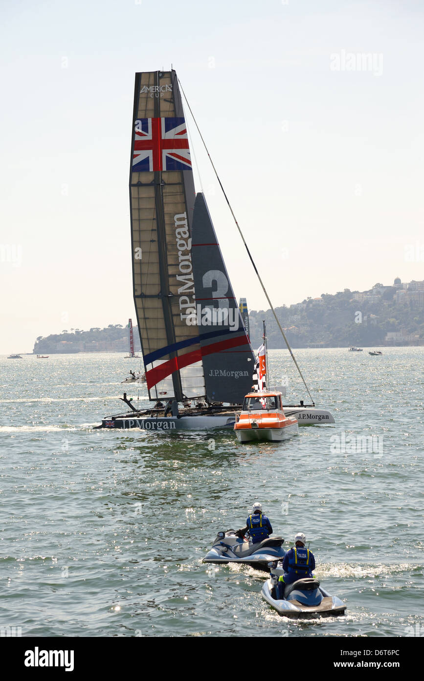 NAPLES, ITALIE - 18 avril : deuxième rendez-vous à Naples pour l'America's Cup world series a lieu dans la baie de Naples sur Avril Banque D'Images NAPLES, ITALIE - 18 avril : deuxième rendez-vous à Naples pour l'America's Cup world series a lieu dans la baie de Naples sur Avril Banque D'Images
