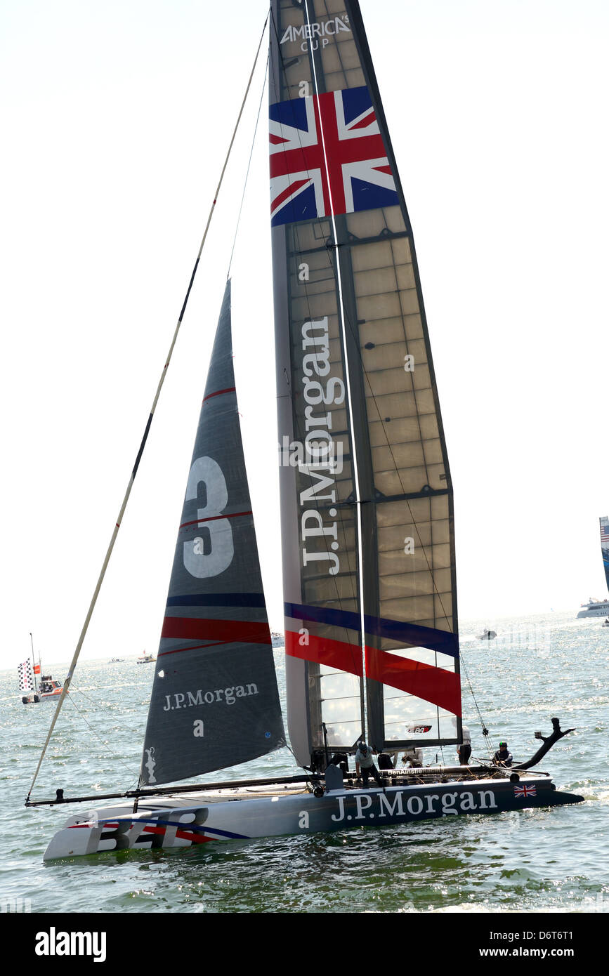 NAPLES, ITALIE - 18 avril : deuxième rendez-vous à Naples pour l'America's Cup world series a lieu dans la baie de Naples sur Avril Banque D'Images NAPLES, ITALIE - 18 avril : deuxième rendez-vous à Naples pour l'America's Cup world series a lieu dans la baie de Naples sur Avril Banque D'Images
