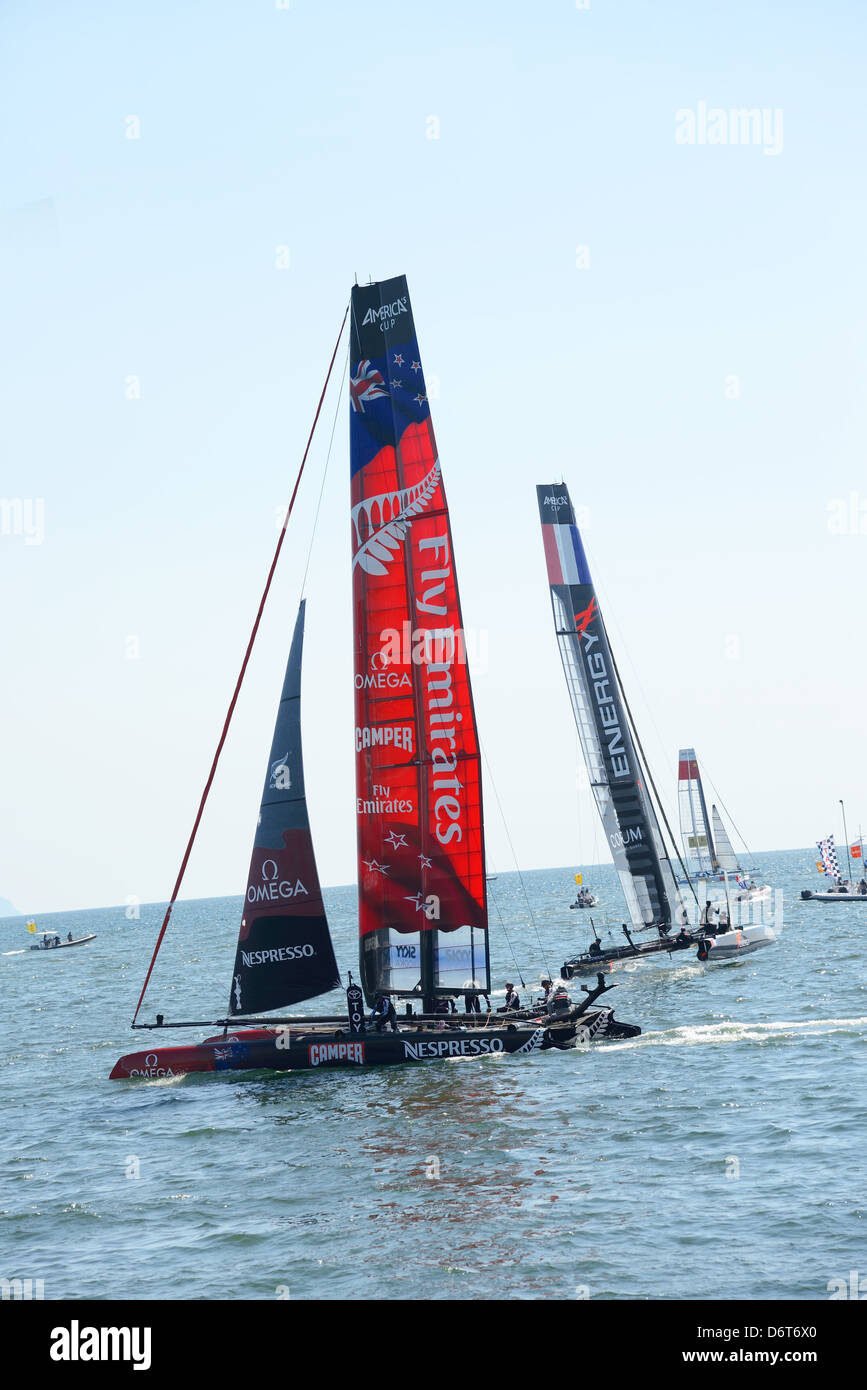 NAPLES, ITALIE - 18 avril : deuxième rendez-vous à Naples pour l'America's Cup world series a lieu dans la baie de Naples sur Avril Banque D'Images NAPLES, ITALIE - 18 avril : deuxième rendez-vous à Naples pour l'America's Cup world series a lieu dans la baie de Naples sur Avril Banque D'Images