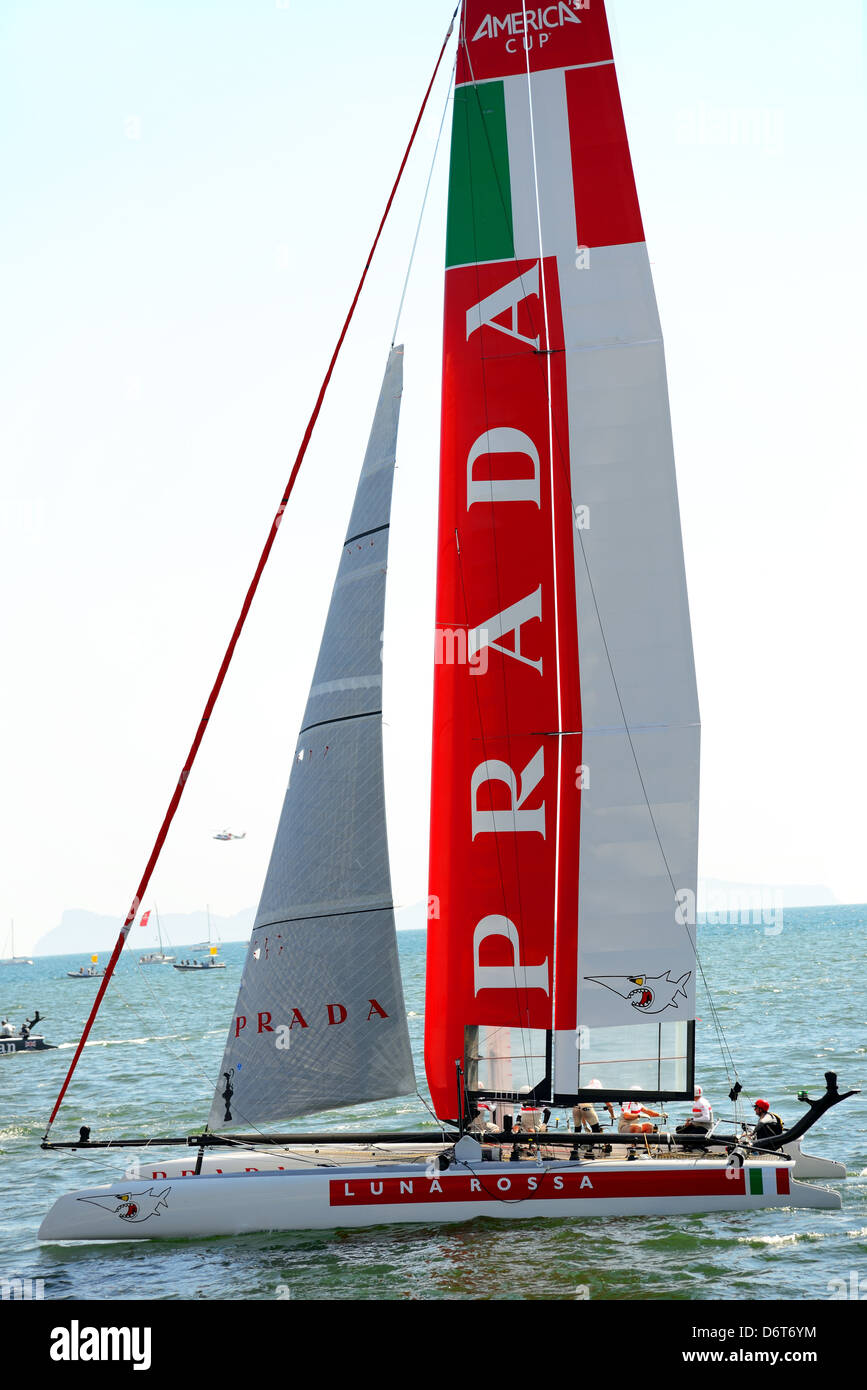 NAPLES, ITALIE - 18 avril : deuxième rendez-vous à Naples pour l'America's Cup world series a lieu dans la baie de Naples sur Avril Banque D'Images NAPLES, ITALIE - 18 avril : deuxième rendez-vous à Naples pour l'America's Cup world series a lieu dans la baie de Naples sur Avril Banque D'Images