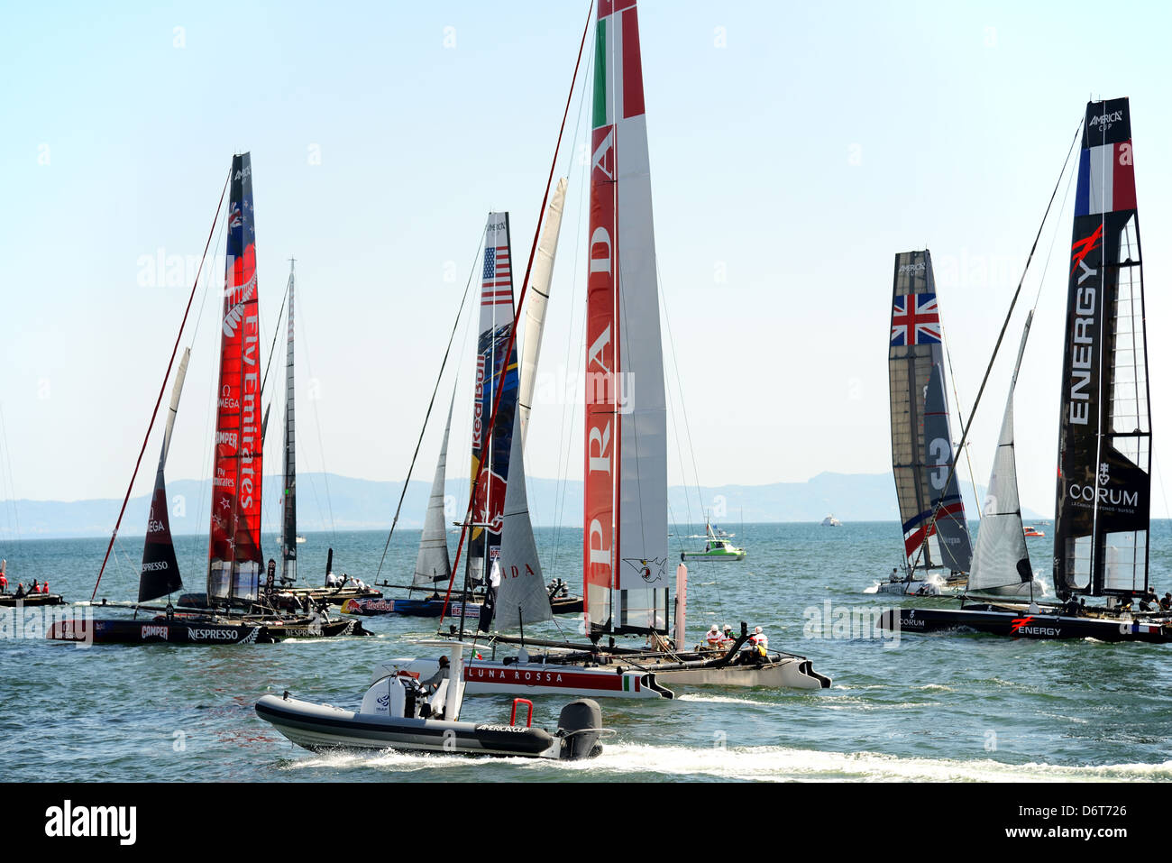 NAPLES, ITALIE - 18 avril : deuxième rendez-vous à Naples pour l'America's Cup world series a lieu dans la baie de Naples sur Avril Banque D'Images NAPLES, ITALIE - 18 avril : deuxième rendez-vous à Naples pour l'America's Cup world series a lieu dans la baie de Naples sur Avril Banque D'Images