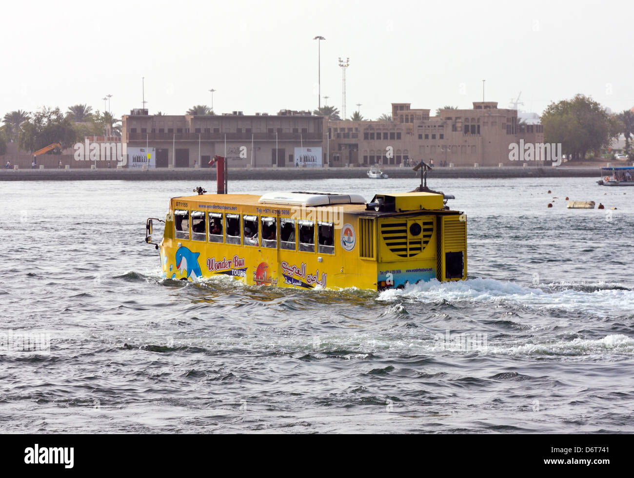 Un bus touristique amphibie sur le ruisseau, Dubai, Émirats Arabes Unis Banque D'Images