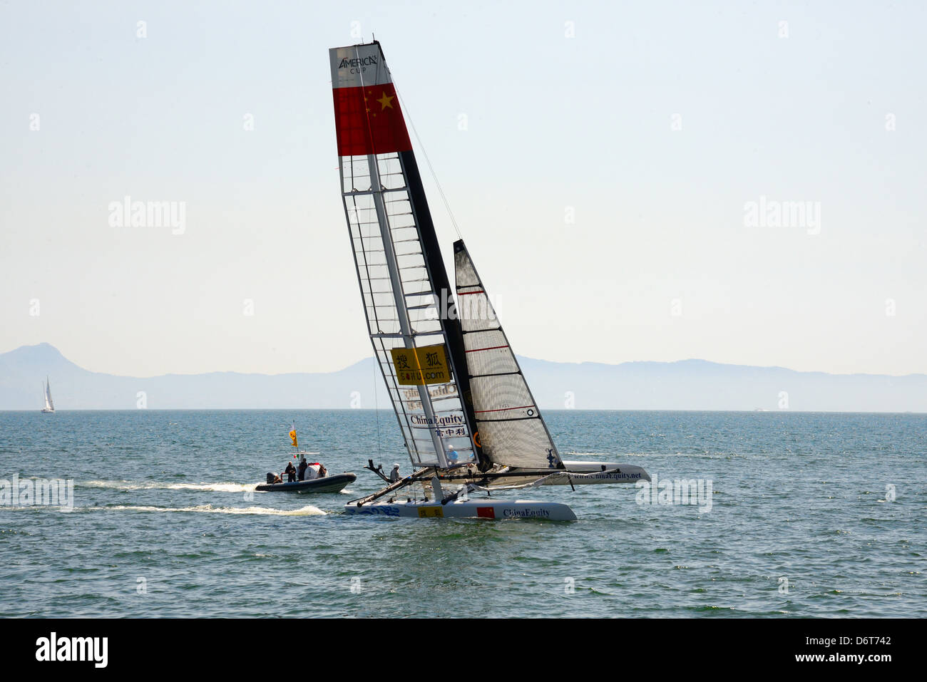NAPLES, ITALIE - 18 avril : deuxième rendez-vous à Naples pour l'America's Cup world series a lieu dans la baie de Naples sur Avril Banque D'Images NAPLES, ITALIE - 18 avril : deuxième rendez-vous à Naples pour l'America's Cup world series a lieu dans la baie de Naples sur Avril Banque D'Images