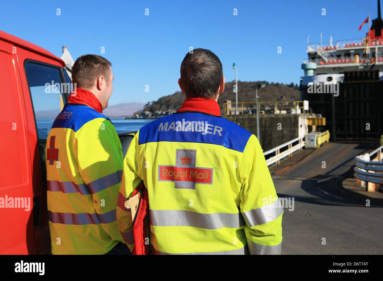 Le personnel de Royal Mail en attente de la livraison du courrier à destination et en provenance de l'île de Mull en ferry Oban, Argyll en Écosse. Banque D'Images