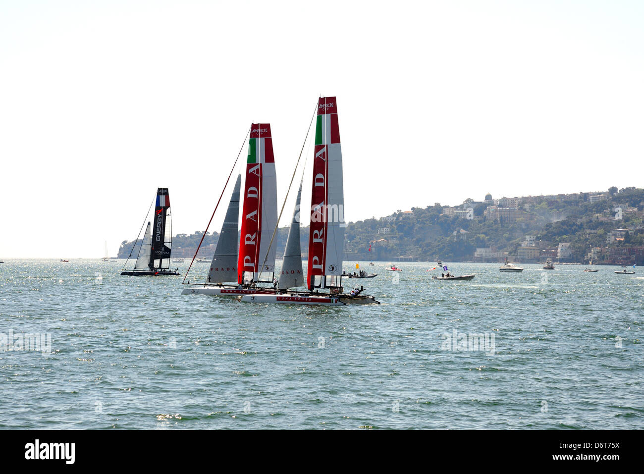 NAPLES, ITALIE - 18 avril : deuxième rendez-vous à Naples pour l'America's Cup world series a lieu dans la baie de Naples sur Avril Banque D'Images NAPLES, ITALIE - 18 avril : deuxième rendez-vous à Naples pour l'America's Cup world series a lieu dans la baie de Naples sur Avril Banque D'Images