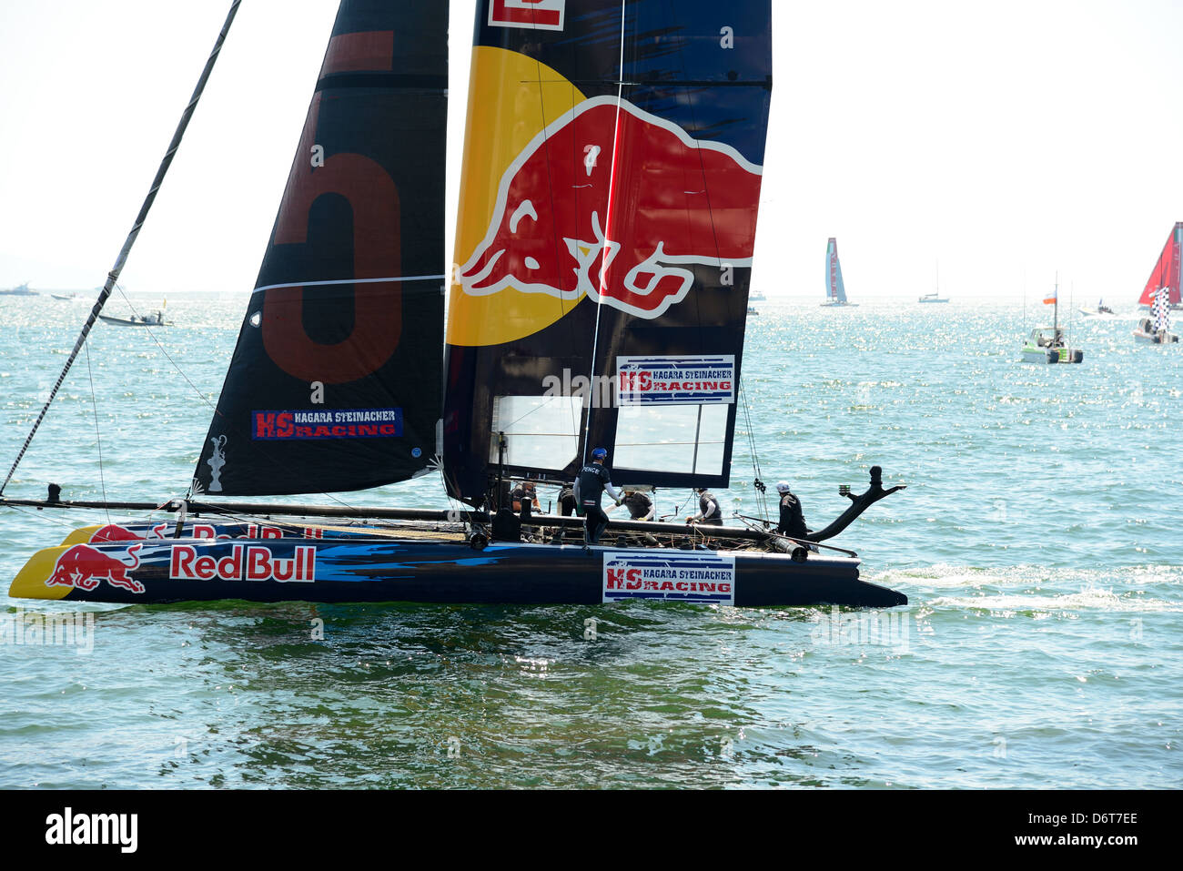 NAPLES, ITALIE - 18 avril : deuxième rendez-vous à Naples pour l'America's Cup world series a lieu dans la baie de Naples sur Avril Banque D'Images NAPLES, ITALIE - 18 avril : deuxième rendez-vous à Naples pour l'America's Cup world series a lieu dans la baie de Naples sur Avril Banque D'Images