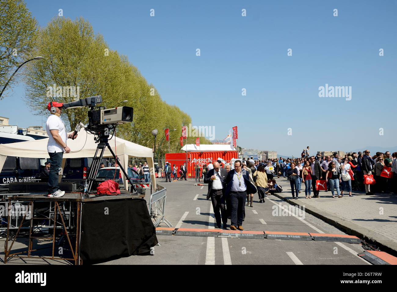 NAPLES, ITALIE - 18 avril : beaucoup de gens pour deuxième rendez-vous à Naples pour l'America's Cup world series 2013 Banque D'Images NAPLES, ITALIE - 18 avril : beaucoup de gens pour deuxième rendez-vous à Naples pour l'America's Cup world series 2013 Banque D'Images