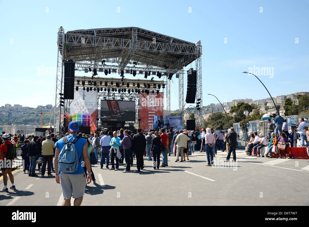 NAPLES, ITALIE - 18 avril : beaucoup de gens pour deuxième rendez-vous à Naples pour l'America's Cup world series Banque D'Images NAPLES, ITALIE - 18 avril : beaucoup de gens pour deuxième rendez-vous à Naples pour l'America's Cup world series Banque D'Images