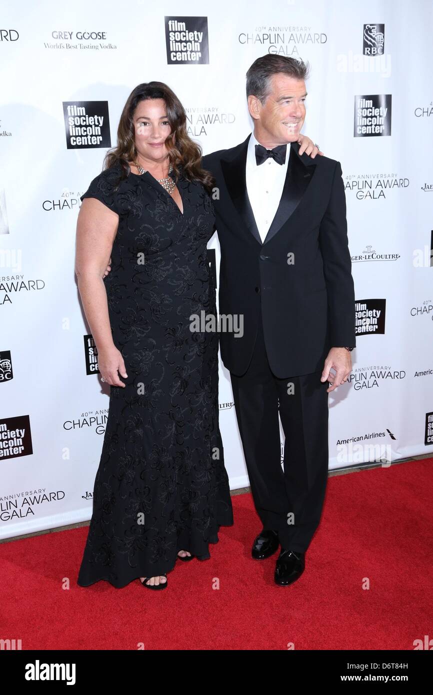 New York, USA. 22 avril, 2013. Keely Shaye Smith, Pierce Brosnan aux arrivées pour 40e Gala annuel de Chaplin, Avery Fisher Hall, au Lincoln Center, New York, NY Le 22 avril 2013. Photo par : Andres Otero/Everett Collection/Alamy Live News Banque D'Images