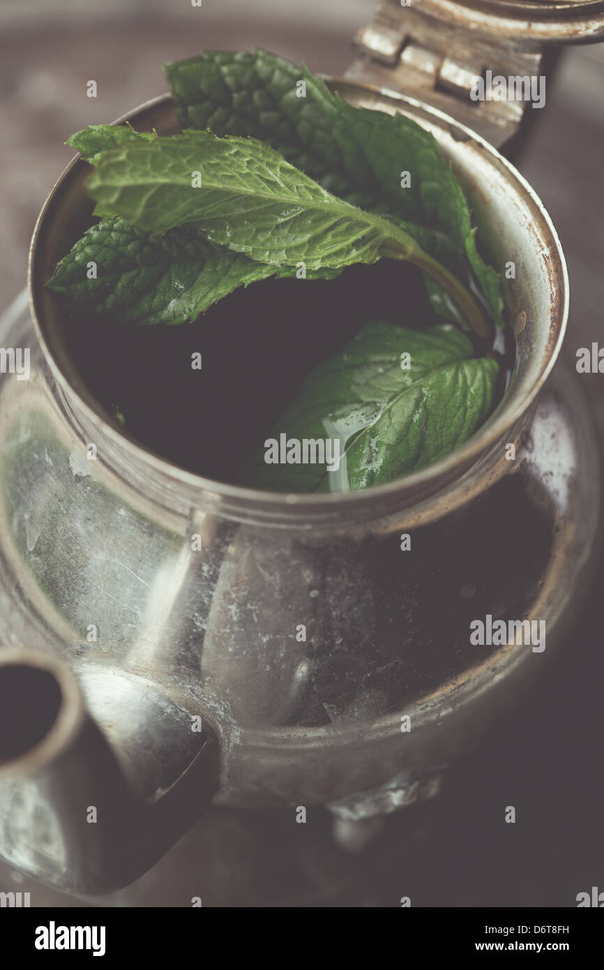 Thé à la menthe dans la théière marocaine Banque D'Images