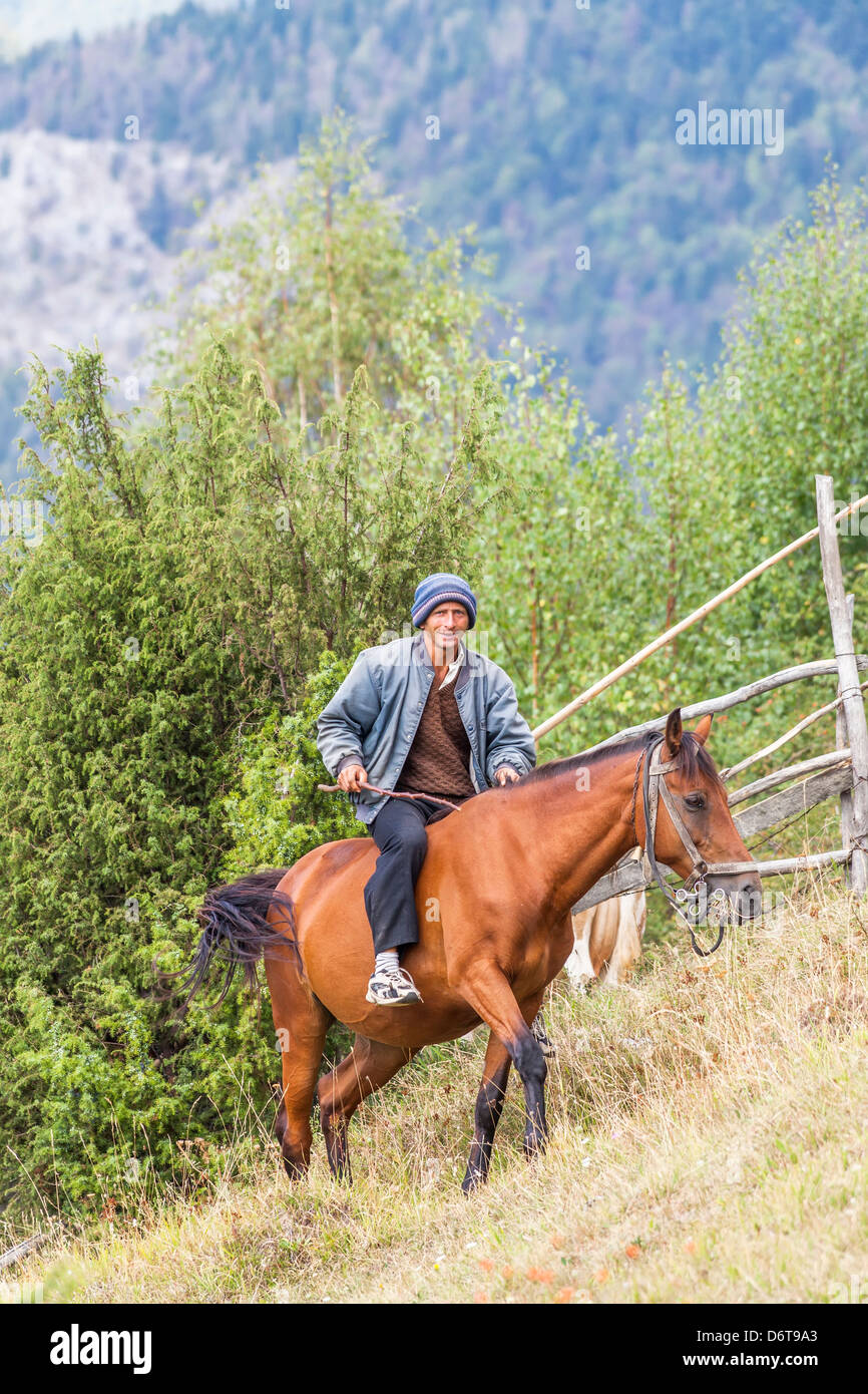 Carpates, Roumanie - Piatra Craiului près de Magura, Bran et Brasov - chestnut horse riding herder bareback Banque D'Images