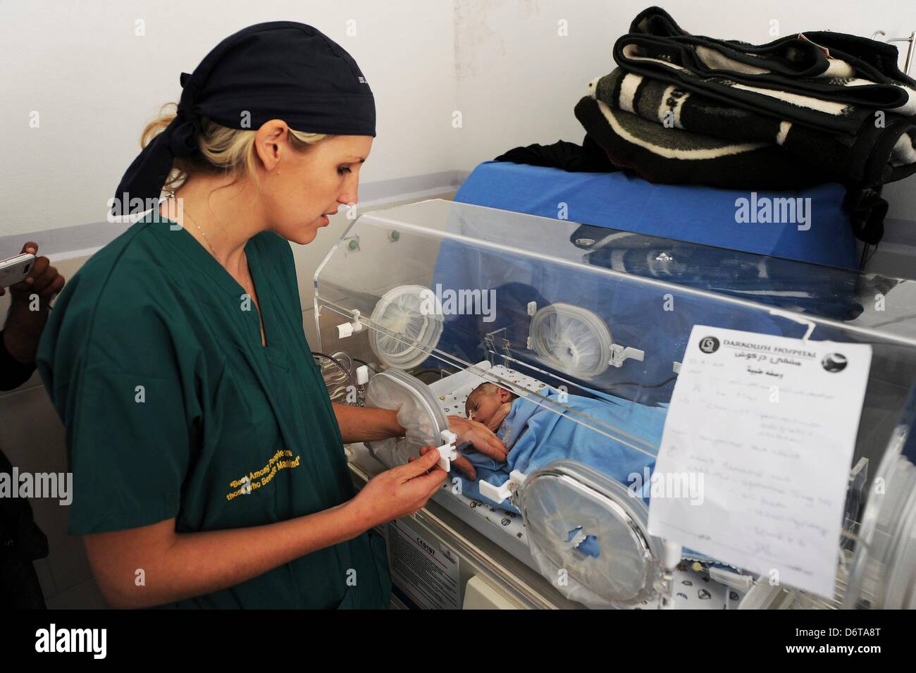 Darkoush, la Syrie. 21 avril, 2013. Diététiste sud-africains Kathryn Green et l'enfant Mohammed Al Khalaf a le don de l'hôpital de soins le 22 avril 2013, à Darkoush, la Syrie. Le bébé est né à 30 semaines et a dû fuir l'hôpital où elle est née avec sa mère quand le gouvernement syrien ont attaqué la ville. Au cours des derniers 8 jours, 45 membres du personnel médical de l'Afrique du Sud ont fourni des soins médicaux à 4 000 Syriens. Leur mission se termine à la fin du mois d'avril 2013. (Photo par Gallo Images / Photos / Felix24 Dlangamandla) Banque D'Images