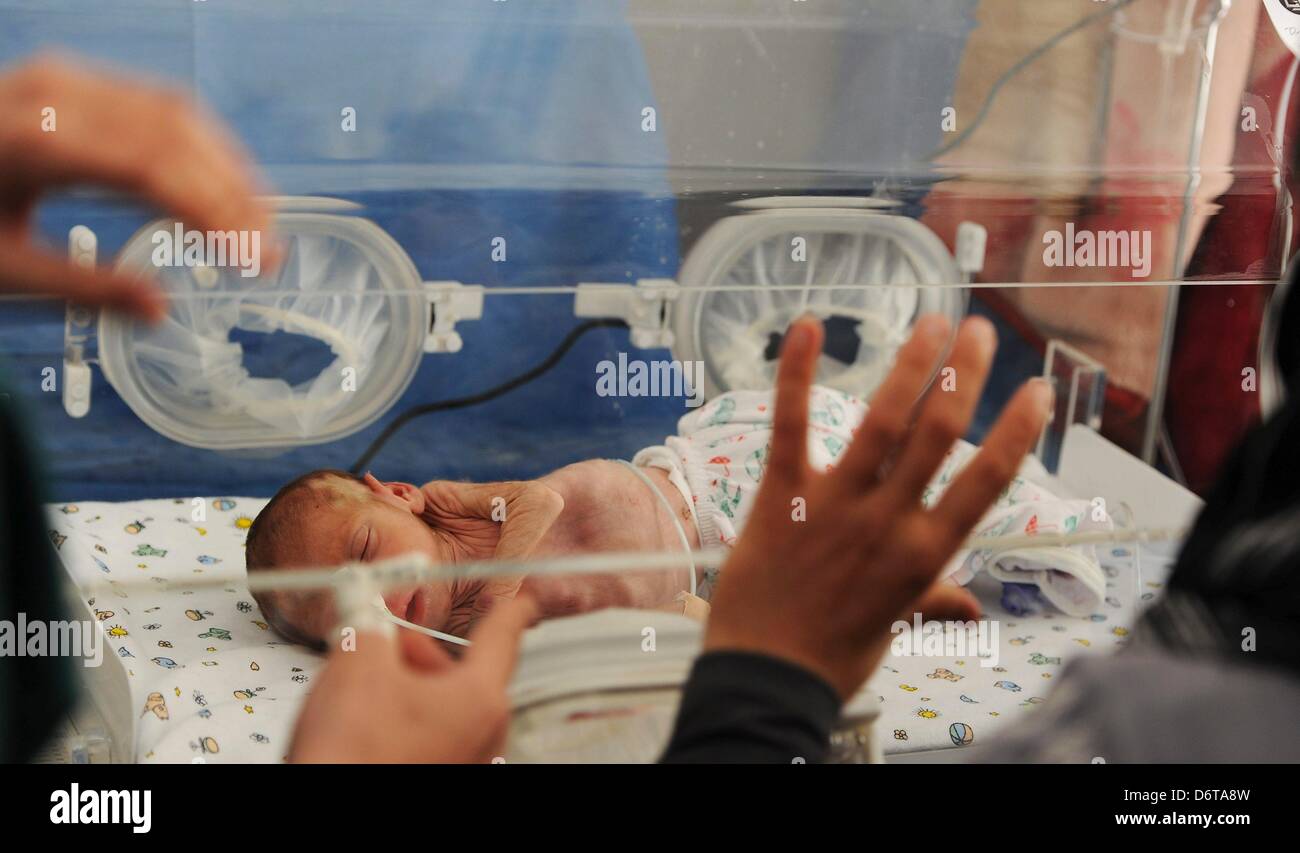 Darkoush La Syrie 21 Avril 13 Bebe Mohammed Al Khalaf Au Don De L Hopital De Soins Le 22 Avril 13 A Darkoush La Syrie Le Bebe Est Ne A 30 Semaines Et