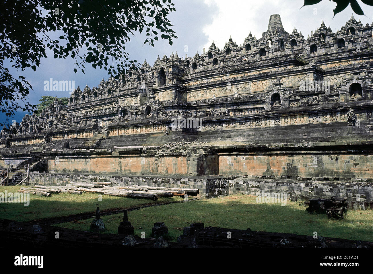 L'Indonésie. Java. Borubudur. Temple bouddhiste Mahayana à Magelang. Décorées avec des plates-formes de reliefs par l'architech Gunadarma. Banque D'Images