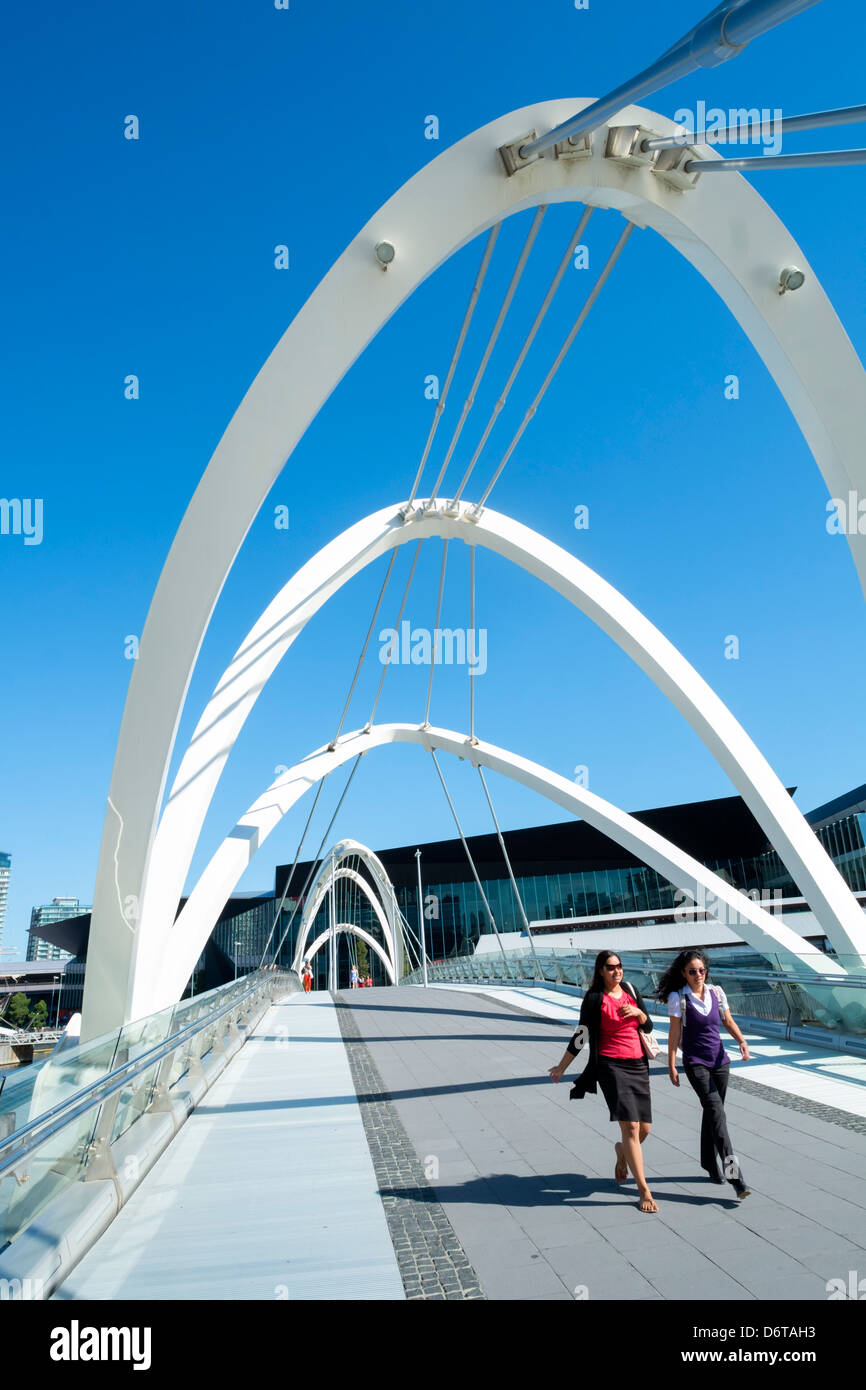 Du marin moderne pont sur la rivière Yarra, dans le centre de Melbourne, Australie Banque D'Images