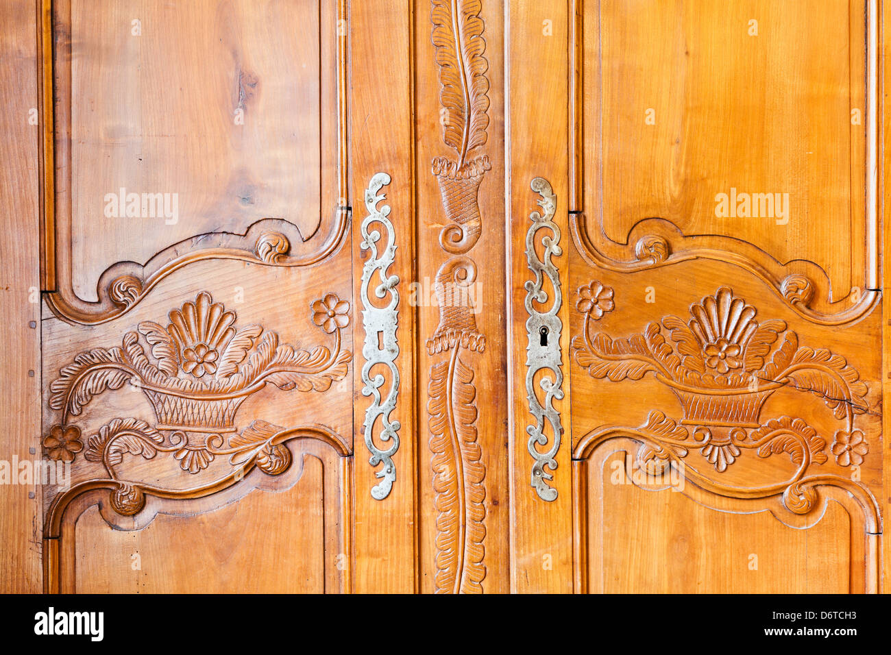 Porte en bois sculpté de l'ancienne armoire Banque D'Images Porte en bois sculpté de l'ancienne armoire Banque D'Images